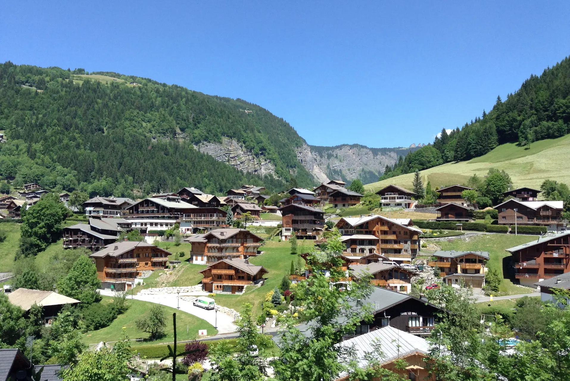 Summer in Morzine with alpine chalets and mountain views – perfect for mountain biking in Morzine and hiking